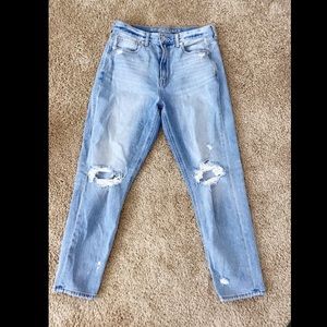 American Eagle knee ripped mom/boyfriend jeans